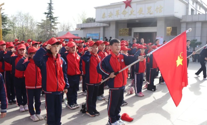 清明忆先烈 全市少先队员在行动