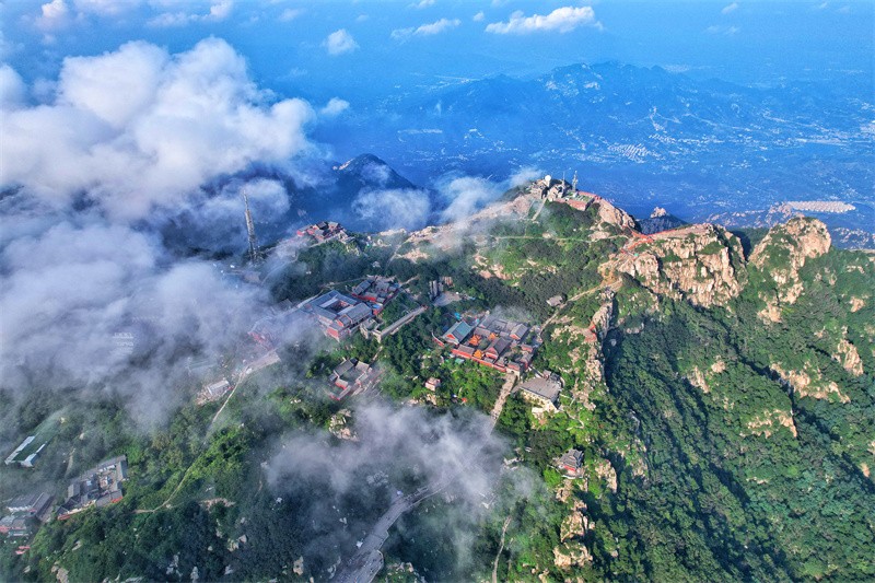 俯瞰泰山。.jpg