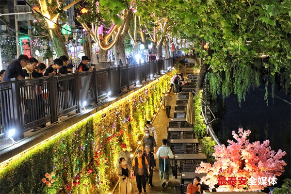 老地方解锁“新皮肤” 北新夜市灯如昼烟火-FZ10023069470.jpg