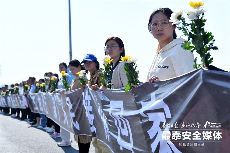 寧陽社會各界人士來到高速路口迎接王龍回家(3070797)-20240508203910.jpg
