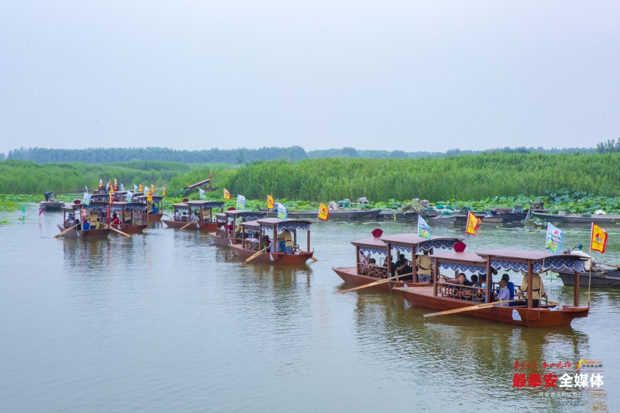游客乘坐觀光游船賞美景。.jpg