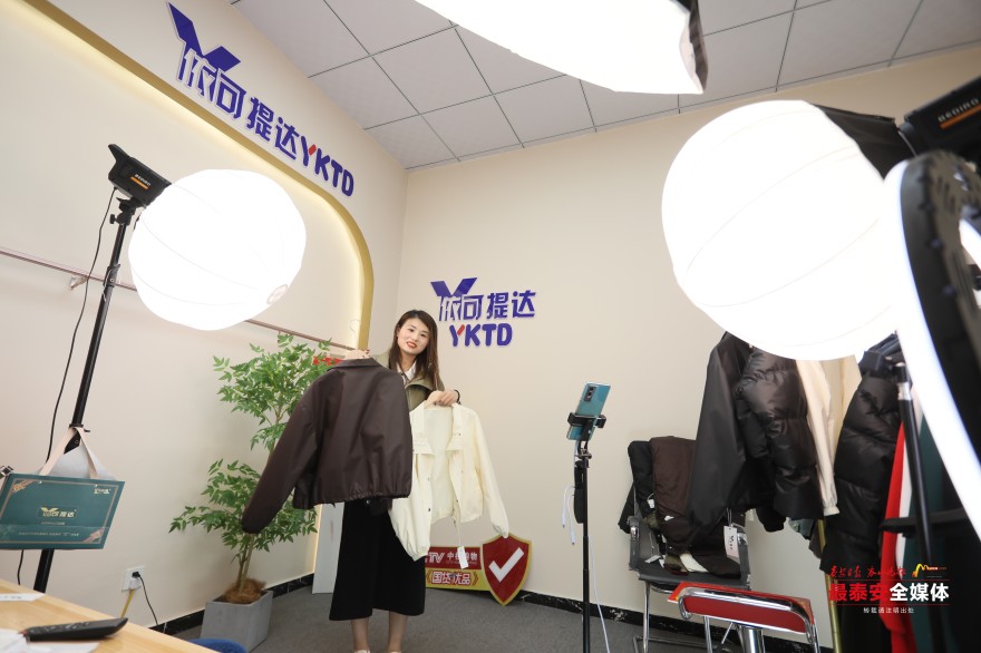0518直播電商激發 服裝產業活力 陳陽 攝 (1).jpg