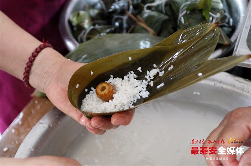 端午節(jié) 粽飄香_王林坡幸福食堂里享受好“(3115027)-20240609100500.jpg