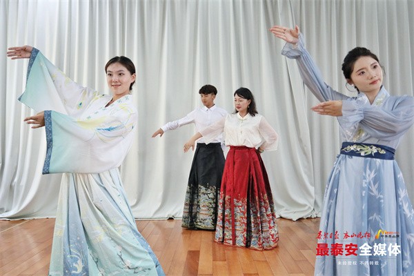 【望岳人物】劉欣榮：“活態”泰山古詩文 -FZ10023167431.jpg