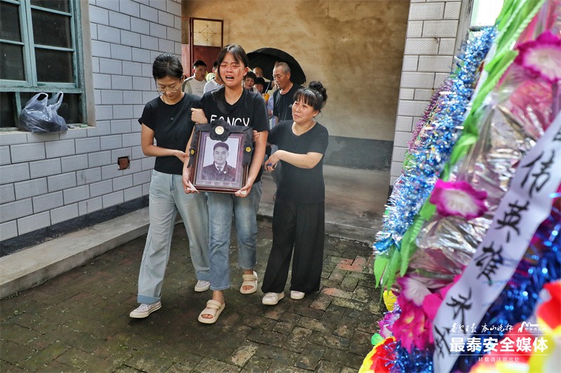 欒留偉骨灰回家圖（有視頻）(3231354)-20240820211633.jpg