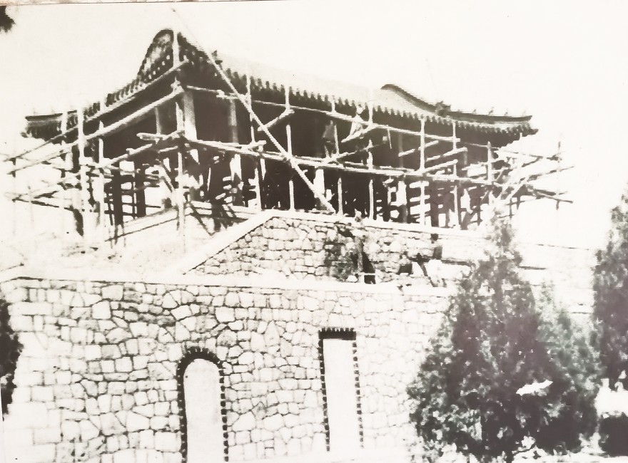 圖9：1959年，在炳靈殿舊址及北側修建的漢柏亭。泰安市博物館提供。.jpg