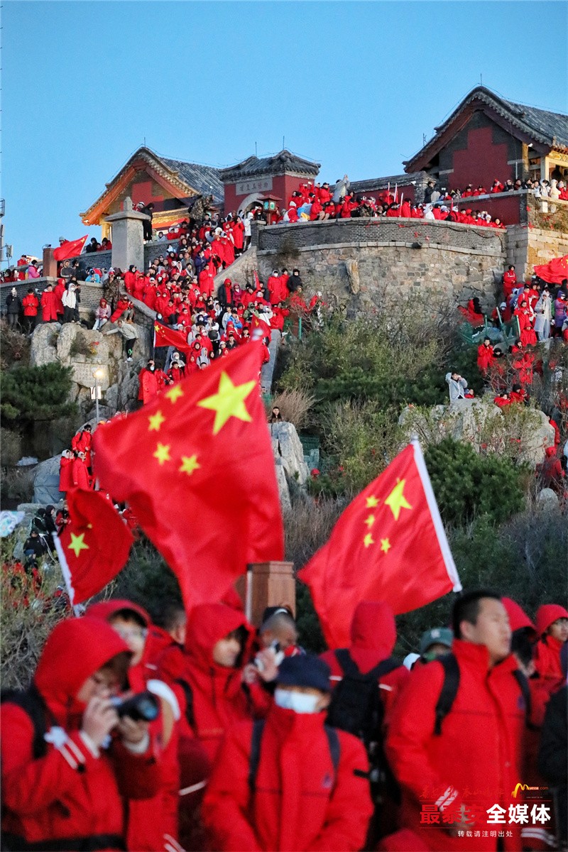 中國式浪漫！國慶當日的泰山之巔，滿山盡是(3285784)-20241001074138.jpg