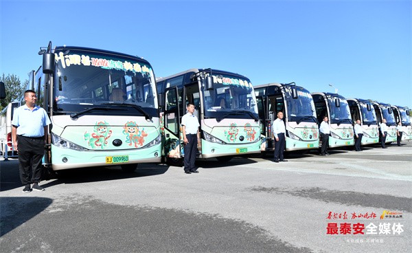敢當主題旅游大巴已做好游客服務的準備(3285944)-20241002202811.jpg