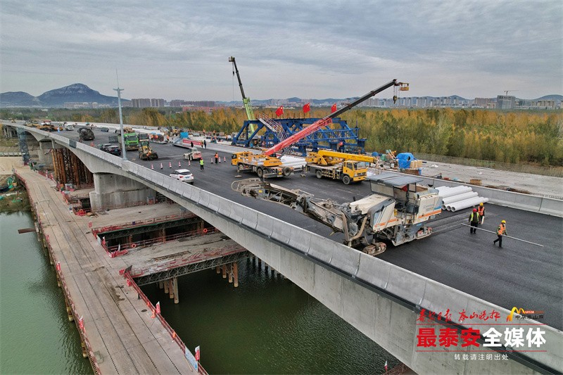 濟菏高速改擴建工程大清河特大橋實現(xiàn)全橋合(3345501)-20241118181147.jpg